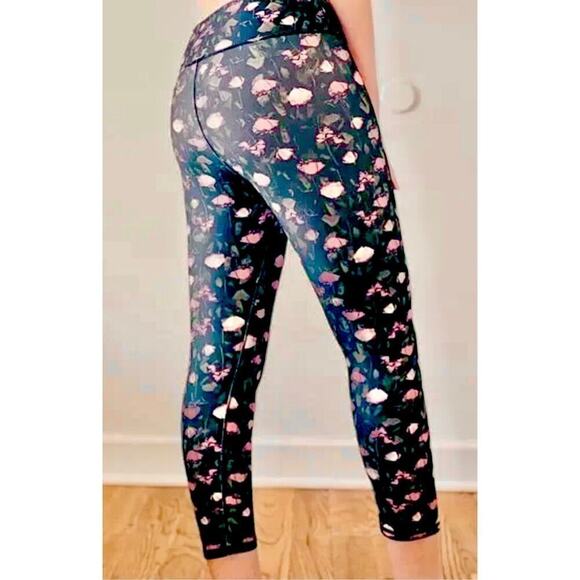 Fabletics Powerhold Black Floral Salar Capri Leggings Rose Activewear MEDIUM NWT - Picture 3 of 7